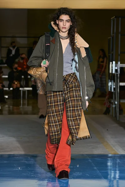 Look 25